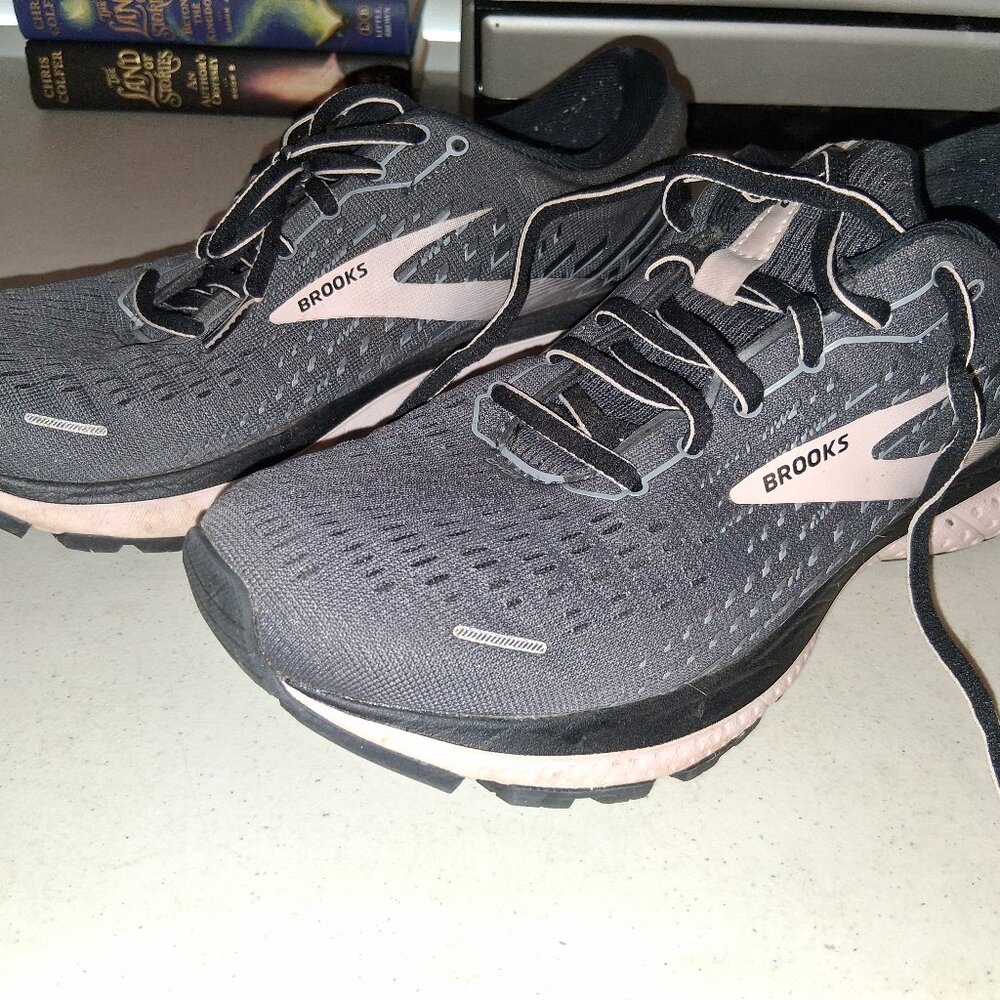 Brooks Ghost 13 Women's Size 8 Wide D Running Walking Shoes Sneakers Gray Salmon